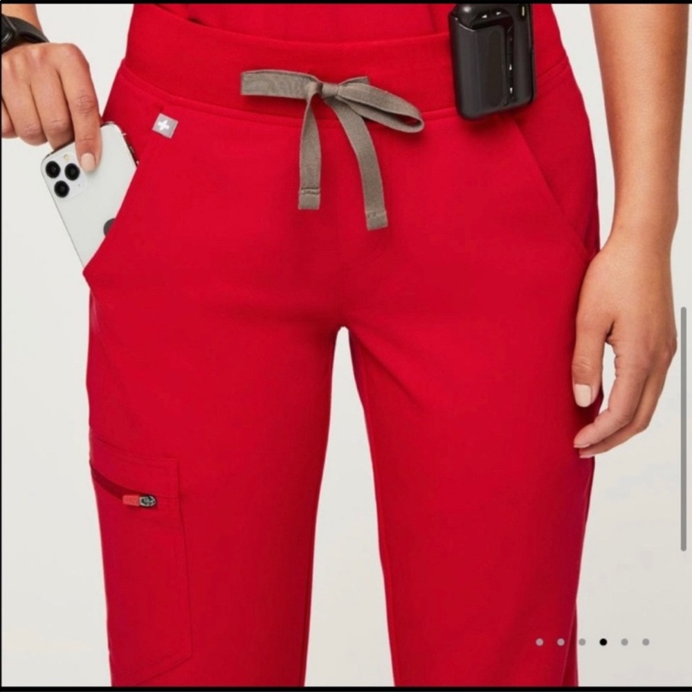 FIGS ZAMORA TALL JAGGERS SCRUB PANTS IN POP RED - Picture 4 of 8